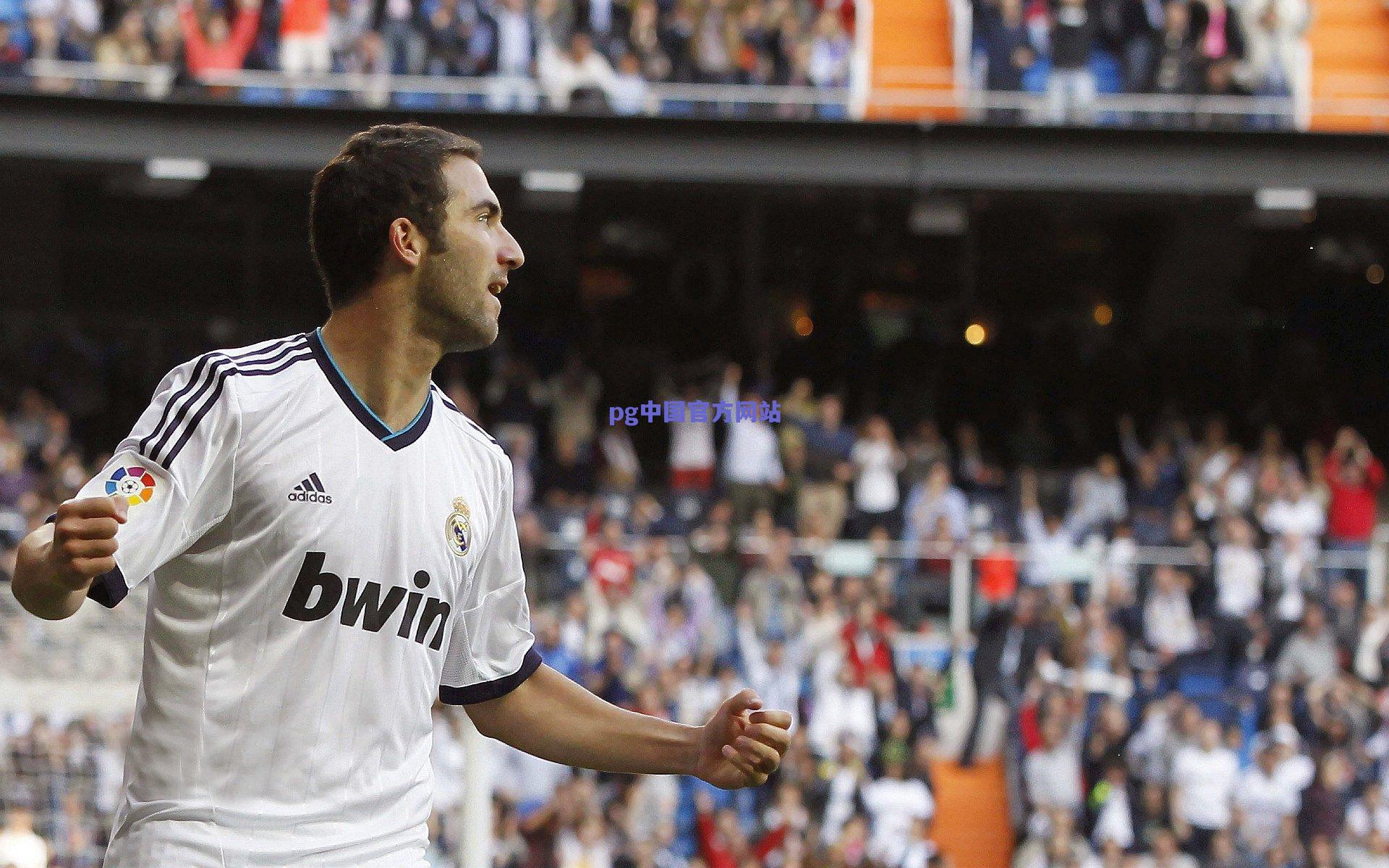 巴黎主帅恩里克赛后坦言，我的行为太愚蠢，只是想拉开队员避免冲突升级